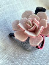 Load image into Gallery viewer, Stone Softie Vehicle Vent Clip/ Essential Oil Diffuser