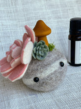 Load image into Gallery viewer, Stone Softie Vehicle Vent Clip/ Essential Oil Diffuser