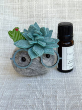 Load image into Gallery viewer, Stone Softie Vehicle Vent Clip/ Essential Oil Diffuser