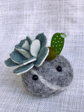 Load image into Gallery viewer, Stone Softie Vehicle Vent Clip/ Essential Oil Diffuser