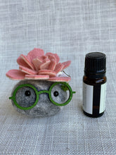 Load image into Gallery viewer, Stone Softie Vehicle Vent Clip/ Essential Oil Diffuser
