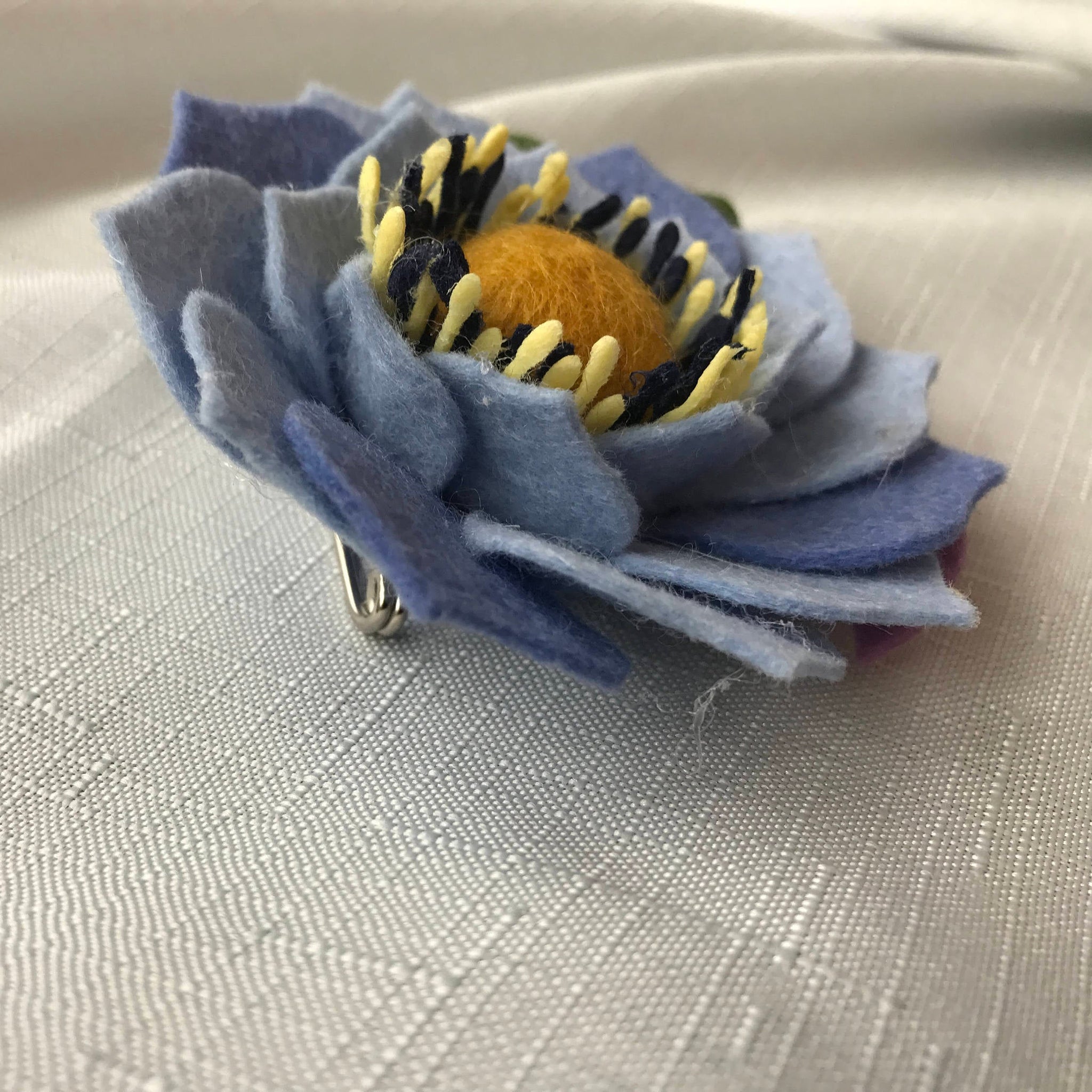 Wool flower pin